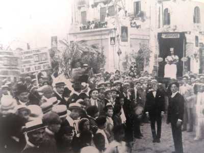 Chiudiamo il nostro viaggio alle spalle del teatro Petruzzelli, dove fino al 1921 si trovava l�osteria-birreria Stella d�Italia, creata nel 1899 da Rocco Corisi. Era qui che cenavano gli artisti dopo gli spettacoli, gustando il piatto pi� rinomato del posto: la pizza Margherita 